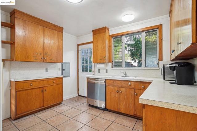 6576 Lucas AVE, Oakland CA: https://media.crmls.org/mediaz/1f8ba9f5-302a-42db-b0f6-fd8ac1c8908c.jpg