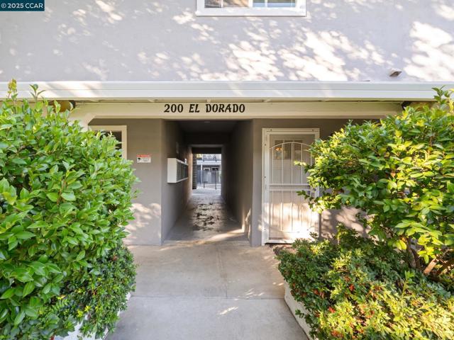 200 El Dorado Ave, Danville CA: https://media.crmls.org/mediaz/1f8c1928-6cba-4d84-b74a-1093f69629c3.jpg