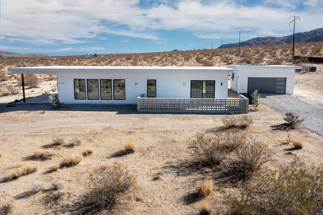 66050 Cottonwood Drive, Joshua Tree CA: https://media.crmls.org/mediaz/1f8c23ad-0690-4a45-af9f-aa1c35443619.jpg