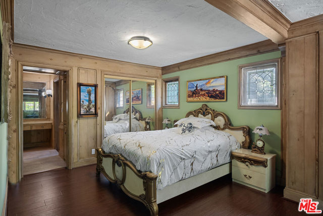 1610 N Beverly Drive, Beverly Hills CA: https://media.crmls.org/mediaz/1f8cf917-0add-482f-bfcf-b8342c2fa99e.jpg