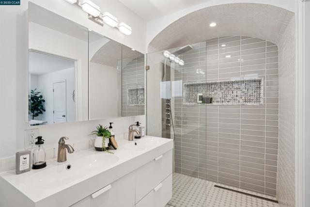 1519 Sunny Ct, Walnut Creek CA: https://media.crmls.org/mediaz/1f8d04d7-5df8-470c-8d17-ae7924f87a4b.jpg