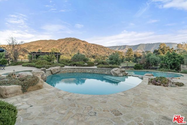 561 Saddle Lane, Ojai CA: https://media.crmls.org/mediaz/1f8dc077-c4cf-4a21-b29d-d043b24a17bd.jpg