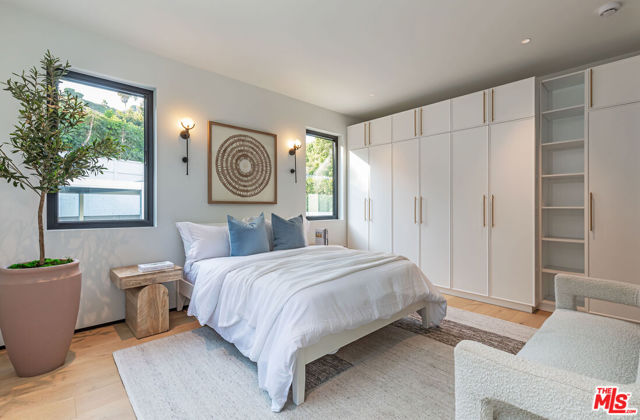 1271 Sunset Plaza Drive, Los Angeles CA: https://media.crmls.org/mediaz/1f8e9cc8-15da-414b-aeed-6b1b81184efa.jpg