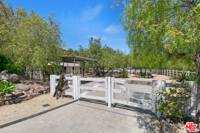 13418 Nightsky Drive, Camarillo CA: https://media.crmls.org/mediaz/1f8ec224-a314-474a-9ede-5c514030892f.jpg