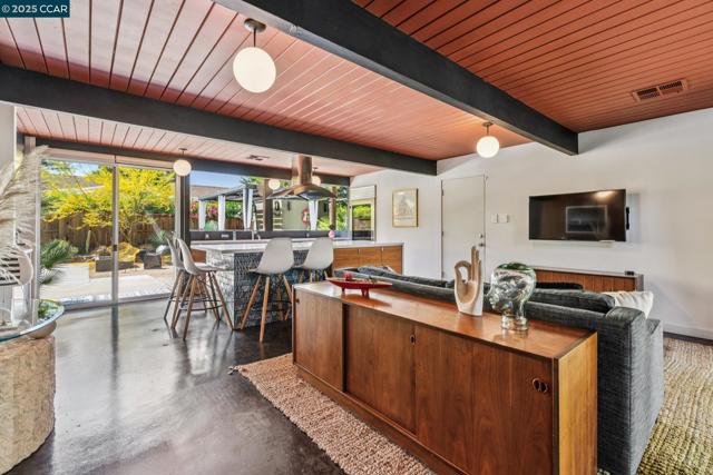 232 Clyde Dr, Walnut Creek CA: https://media.crmls.org/mediaz/1f8eebba-9bcf-446b-a4df-3a4ac739adaf.jpg