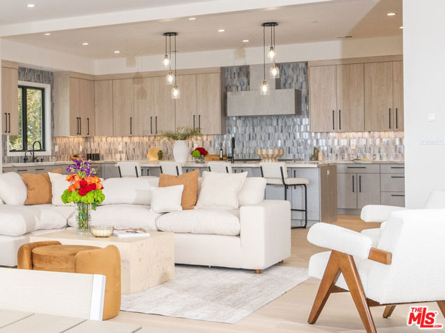 461 Chabela Drive, Manhattan Beach CA: https://media.crmls.org/mediaz/1f8f1070-5610-4fc7-926f-5c99f2297691.jpg