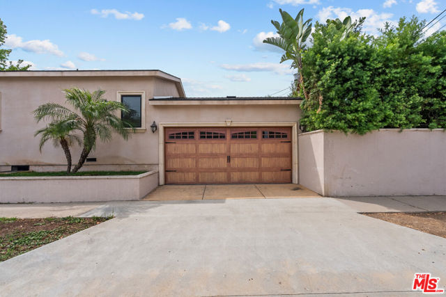 5767 Lasaine Avenue, Encino CA: https://media.crmls.org/mediaz/1f8f30ea-dc1d-4074-93d0-0df1779ff0d6.jpg