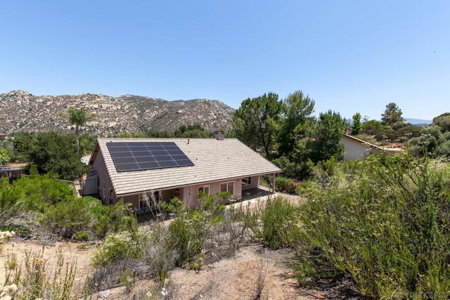 25151 Hereford Dr, Ramona CA: https://media.crmls.org/mediaz/1f8fdfd9-eb1e-42dc-a6e5-9aec4f88ff82.jpg