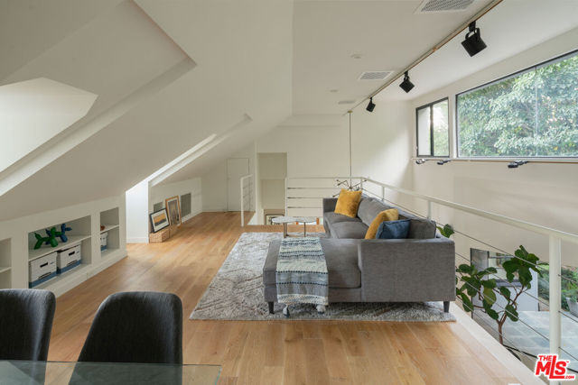 7640 Woodrow Wilson Drive, Los Angeles CA: https://media.crmls.org/mediaz/1f906195-4da2-4a04-99e5-d3739e81cc21.jpg