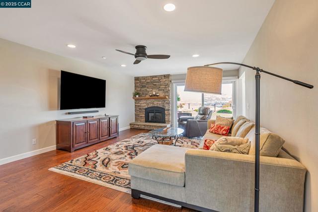 130 Samoa Ct, San Ramon CA: https://media.crmls.org/mediaz/1f90731a-6f17-4680-aaaf-e43f0540fd3c.jpg