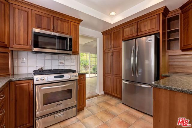 17181 Avenida De La Herradura, Pacific Palisades CA: https://media.crmls.org/mediaz/1f90a428-fece-445d-83df-68b8225fe130.jpg