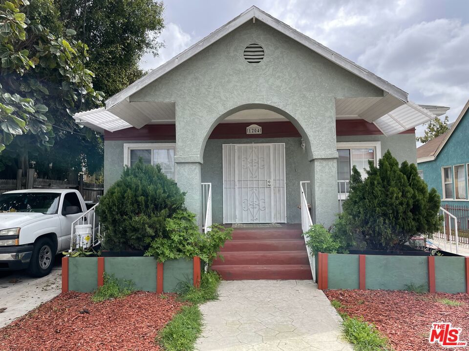1204 W 37th Drive, Los Angeles, CA 90007