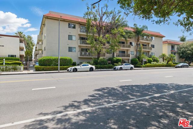 5400 Lindley Avenue, Encino CA: https://media.crmls.org/mediaz/1f924317-6b39-4edc-85e2-782e0503ca46.jpg
