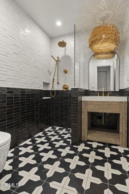 3256 Ocean Drive, Oxnard CA: https://media.crmls.org/mediaz/1f929789-7d1c-4b5c-b683-d7d851a3cf70.jpg