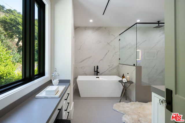 1534 N Beverly Drive, Beverly Hills CA: https://media.crmls.org/mediaz/1f93ee45-6419-4047-a8a8-8dc767c80261.jpg