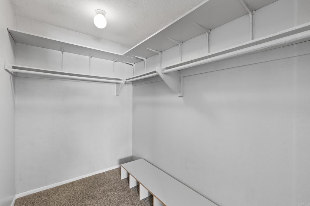 https://media.crmls.org/mediaz/1f94ab45-4934-4d4a-885f-640bc0276e94.jpg?preset=X-Large