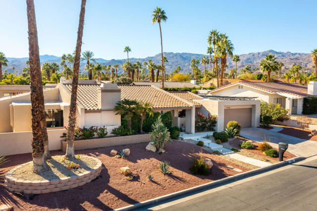 72815 Somera Road, Palm Desert CA: https://media.crmls.org/mediaz/1f9576b2-da36-4190-b945-d14a71c0404d.jpg