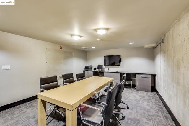 311 Oak St, Oakland CA: https://media.crmls.org/mediaz/1f970251-8819-4830-aa42-1e81d367ab77.jpg