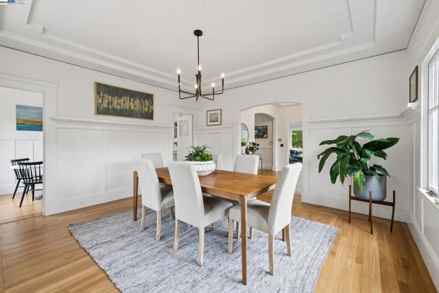 6040 LAWTON AVENUE, Oakland CA: https://media.crmls.org/mediaz/1f971a0d-a3e6-48cd-a8c8-317d89cc81da.jpg