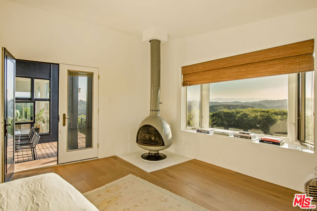 21960 Cereza Way, Topanga CA: https://media.crmls.org/mediaz/1f97a736-c18f-4038-9a4e-86cde33ce295.jpg