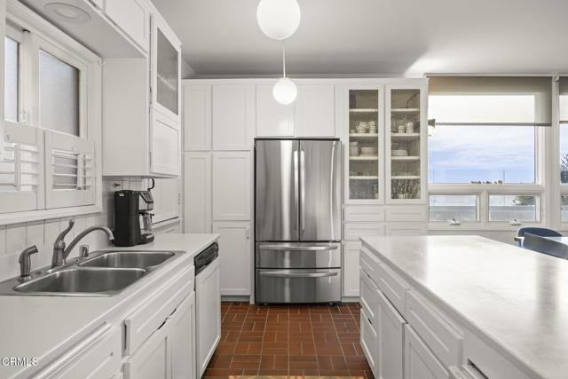 3541 Ocean Drive, Oxnard CA: https://media.crmls.org/mediaz/1f97f053-02bd-4eb1-9409-ef82c0820f04.jpg