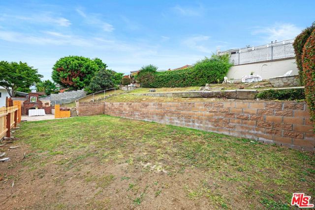 3715 Homeland Drive, View Park CA: https://media.crmls.org/mediaz/1f988737-49ba-4e1b-b5ef-3042b620783a.jpg