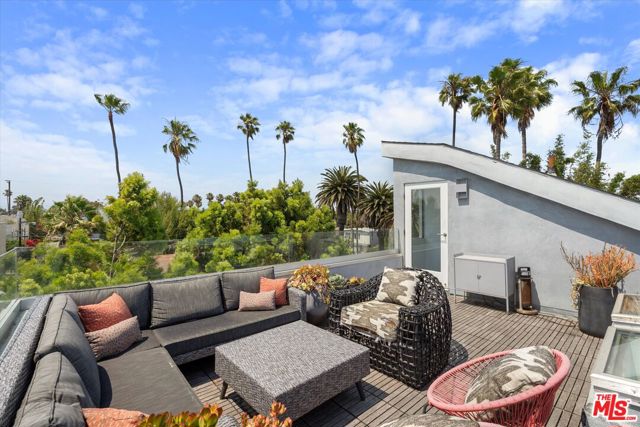 483 Carroll Canal Court, Venice CA: https://media.crmls.org/mediaz/1f989a16-658b-4c6c-a4a2-940caeebf515.jpg