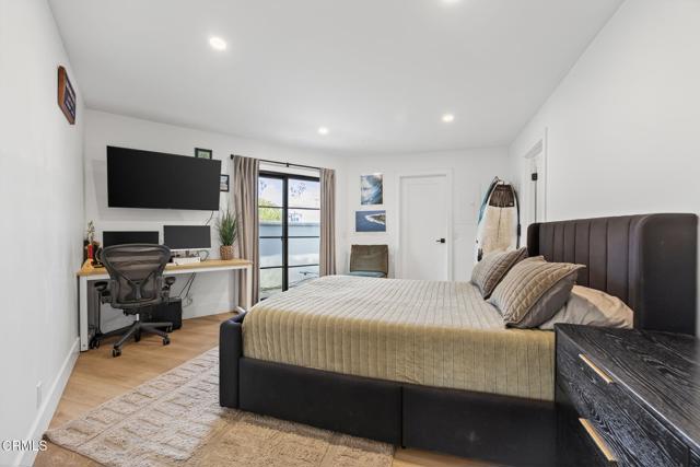 3256 Ocean Drive, Oxnard CA: https://media.crmls.org/mediaz/1f98f6c2-1502-463e-b137-444d58a4acc3.jpg