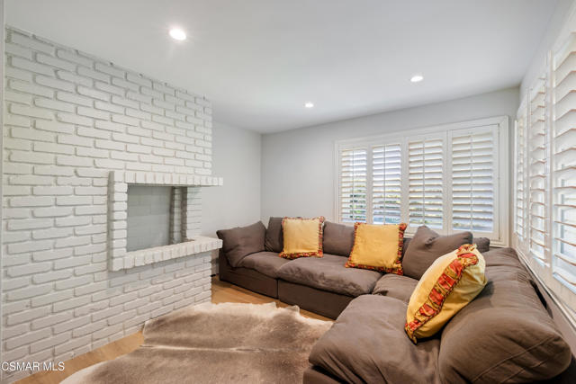 885 Rim Crest Drive, Westlake Village CA: https://media.crmls.org/mediaz/1f9933ba-daef-40be-aacc-b9a485100a8c.jpg