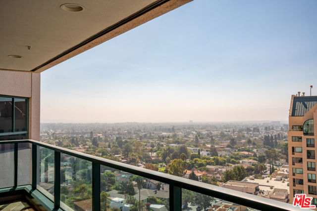 10490 Wilshire Boulevard, Los Angeles CA: https://media.crmls.org/mediaz/1f997cfc-706e-4921-ae1b-d98aa72cb0c9.jpg