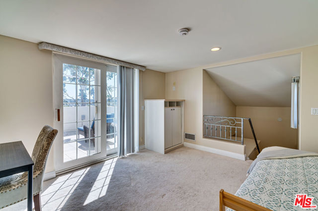1008 Harbor Crossing Lane, Marina del Rey CA: https://media.crmls.org/mediaz/1f99c35b-ce21-4654-8e0d-1676ddb5ef05.jpg