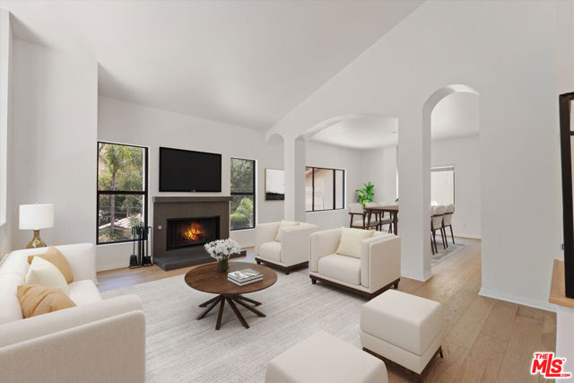 22960 Cass Avenue, Woodland Hills CA: https://media.crmls.org/mediaz/1f99f014-266b-4333-a3ba-7c076bff6f7d.jpg