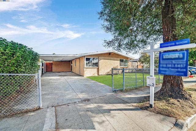 27946 Pompano Ave, Hayward CA: https://media.crmls.org/mediaz/1f9ccc25-3e8e-4135-baf1-a6ecae33e019.jpg