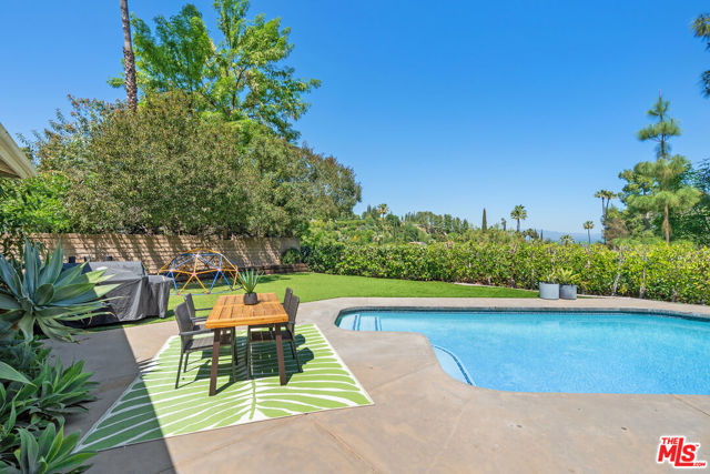 4450 Coronet Drive, Encino CA: https://media.crmls.org/mediaz/1f9d25a2-660f-4e7e-a5ea-98578b9919b6.jpg