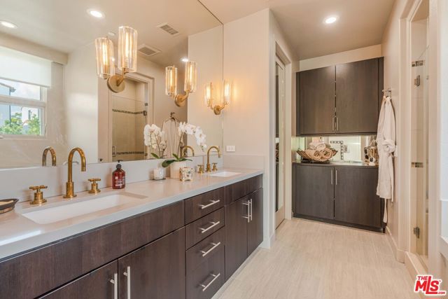 13042 W North Icon Circle, Playa Vista CA: https://media.crmls.org/mediaz/1f9f0fbb-1133-4165-9410-ec33da188cec.jpg