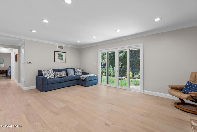 364 Longwood Court, Thousand Oaks CA: https://media.crmls.org/mediaz/1f9f4480-e77f-4c58-a9b7-992e276fef10.jpg