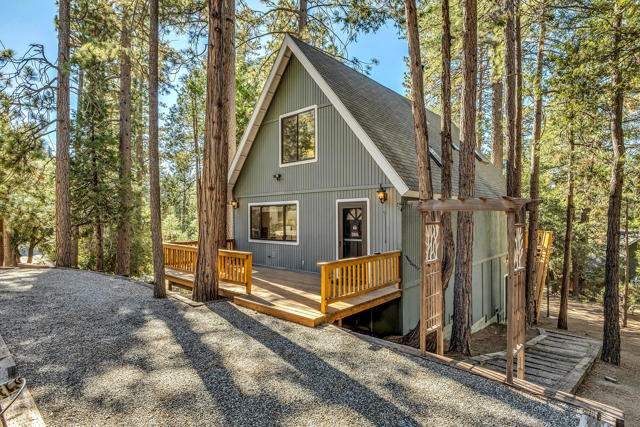 52402 Pine Ridge Road, Idyllwild CA: https://media.crmls.org/mediaz/1fa0f5ad-0409-43f7-b43f-9e120391b0aa.jpg