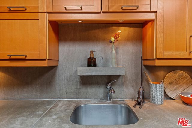 465 N Calle Rolph, Palm Springs CA: https://media.crmls.org/mediaz/1fa13143-7039-4f47-9673-19324bff59c3.jpg