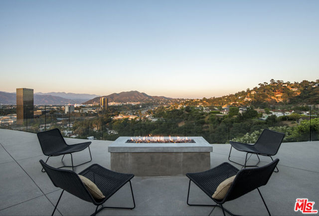 3526 Wrightwood Court, Studio City CA: https://media.crmls.org/mediaz/1fa142e9-1d5b-43a9-acbe-5656edf7385b.jpg