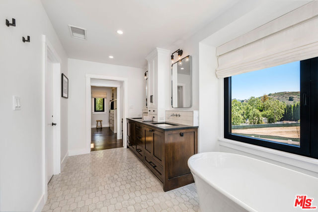 24884 Jim Bridger Road, Hidden Hills CA: https://media.crmls.org/mediaz/1fa1758c-2d0d-494b-a26a-782ca5cdaf19.jpg