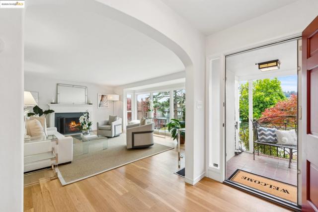 2250 Bywood Dr, Oakland CA: https://media.crmls.org/mediaz/1fa21864-9496-4a32-a166-43158cda82fa.jpg