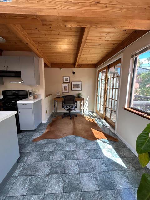 2120 6th St, Berkeley CA: https://media.crmls.org/mediaz/1fa2f29e-cf46-405a-8b91-995e01c2c78d.jpg