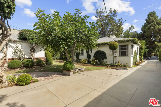 10941 Peach Grove Street, Toluca Lake CA: https://media.crmls.org/mediaz/1fa3add6-0107-4ed3-aaa9-56ace38fe1bb.jpg
