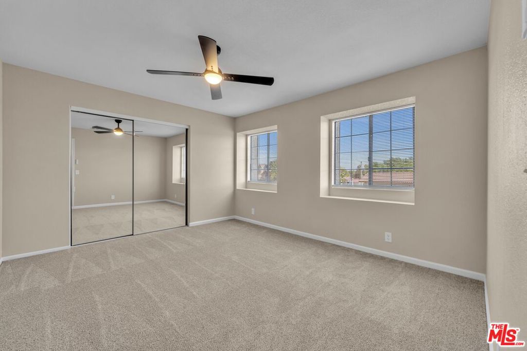 https://media.crmls.org/mediaz/1fa3efda-b230-469a-bfcf-1415de1ddcc5.jpg?preset=X-Large