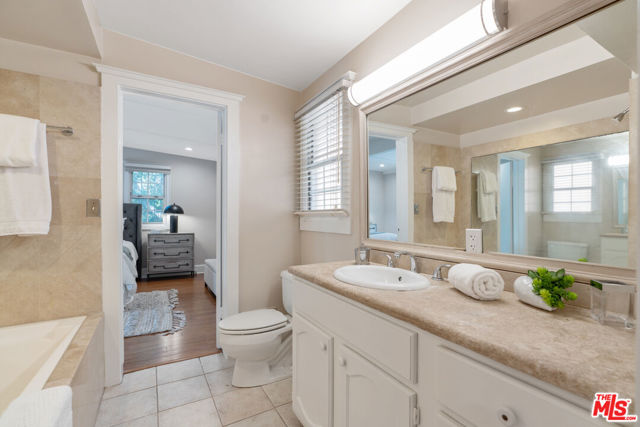 3564 Summerfield Drive, Sherman Oaks CA: https://media.crmls.org/mediaz/1fa45187-159f-40b4-819b-c15ef2ac5357.jpg