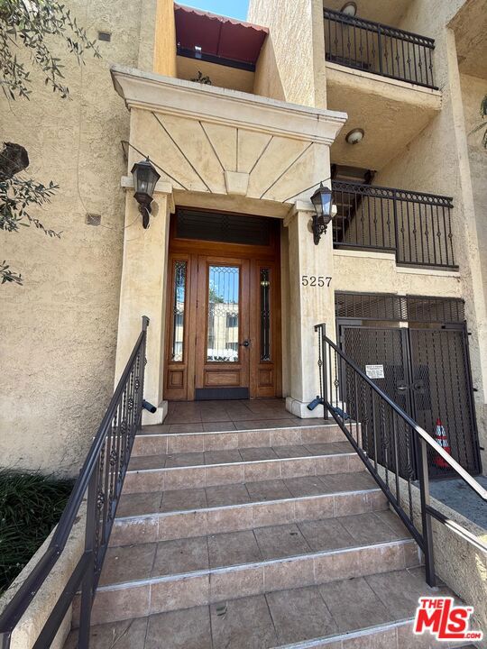 5257 Radford Avenue, Valley Village CA: https://media.crmls.org/mediaz/1fa4eb3a-b88e-4331-838c-8537de4dbacf.jpg