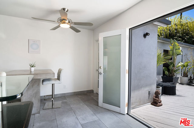 922 Garfield Avenue, Venice CA: https://media.crmls.org/mediaz/1fa5026c-d1ff-48ad-a314-d339170b9e45.jpg