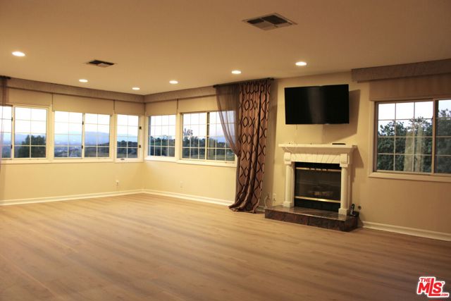 11502 Dona Teresa Drive, Studio City CA: https://media.crmls.org/mediaz/1fa51f18-a2f0-4b3d-b69a-87a3036be672.jpg