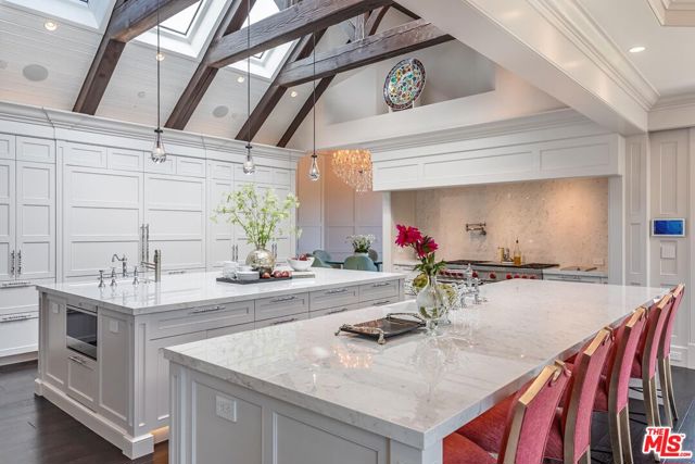 5076 Island Forest Place, Westlake Village CA: https://media.crmls.org/mediaz/1fa57452-f33c-4c45-9205-9d8d83c21205.jpg