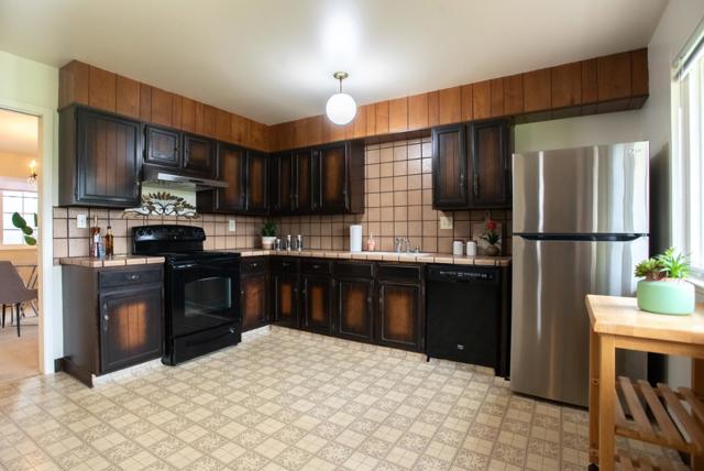 572 Cherry Avenue, San Bruno CA: https://media.crmls.org/mediaz/1fa58d98-d1ff-4a7b-8cd9-5d30640e2936.jpg